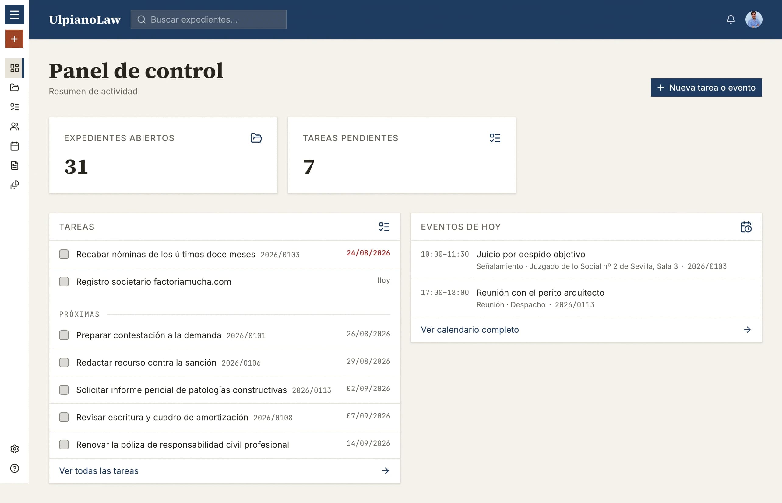 Panel de Ulpiano: contadores de expedientes abiertos y tareas pendientes, lista de tareas con su vencimiento, eventos del día y barra lateral de navegación del despacho.